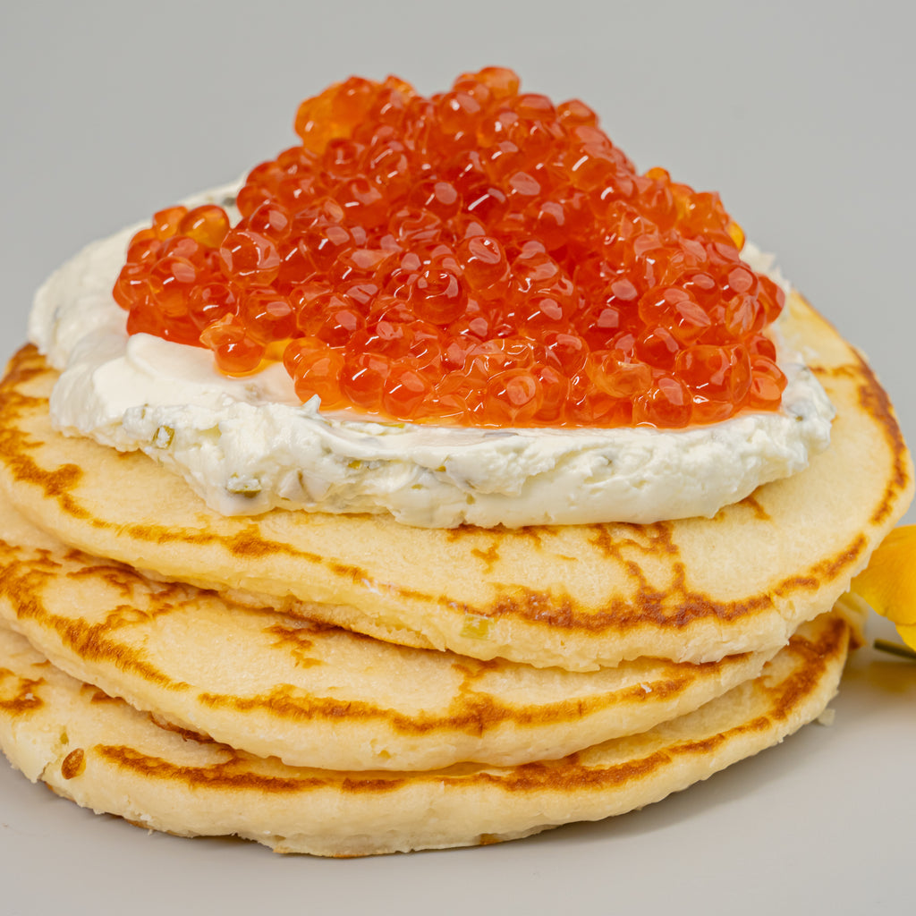Caviale di salmone su pancake con panna acida